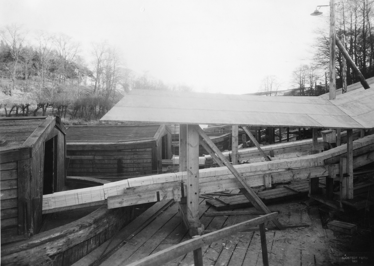 Säfveåns AB i Göteborg, 1931. De färdiga lådämnena transporteras in i täckta pråmar, vilka föra desamma ut till ångarna på redden.