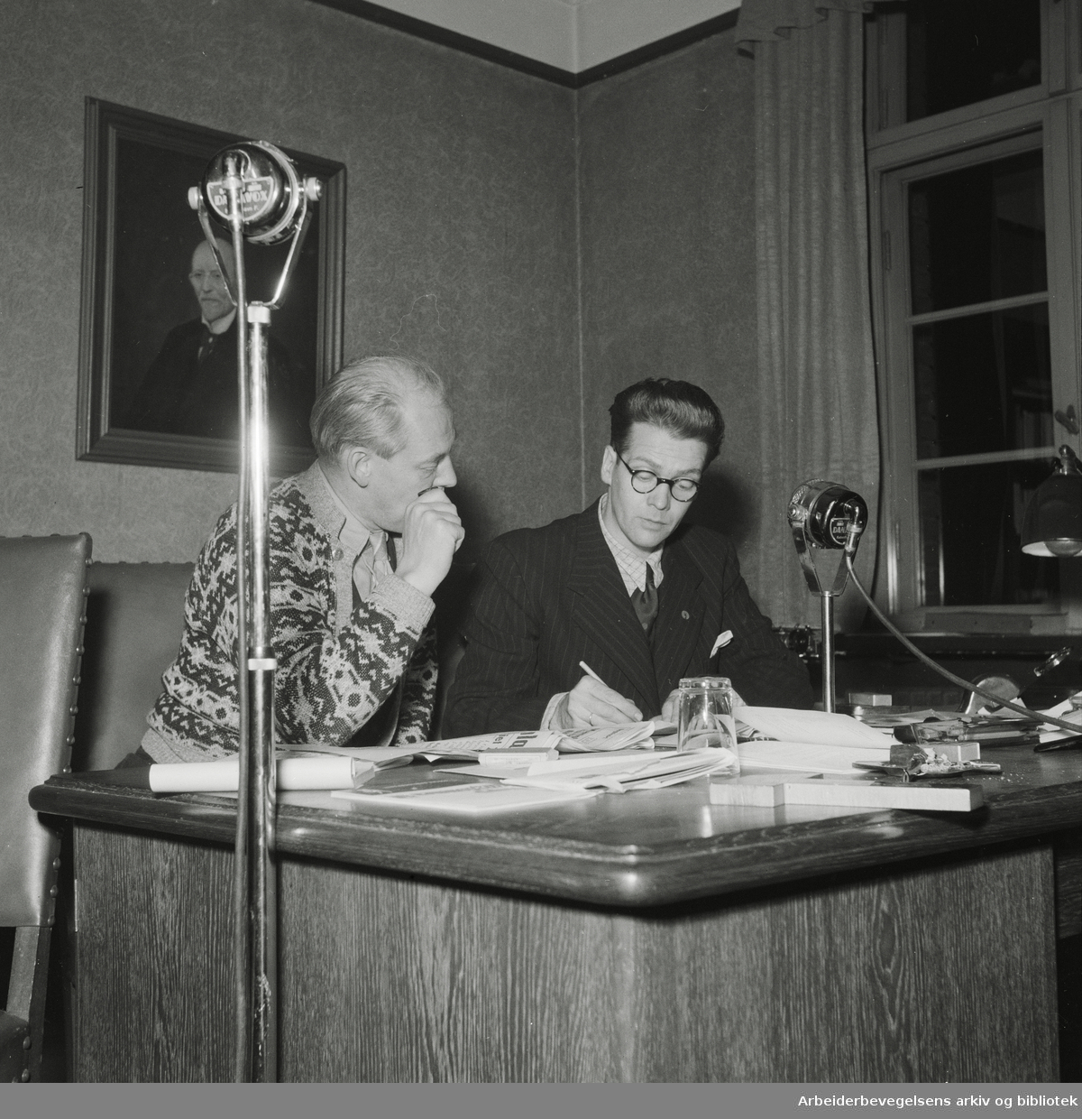 Arbeiderbladets journalister Ola Brandtstorp og Kåre Haugen på valgnatta 1945. Antatt i forbindelse med en valgsending.