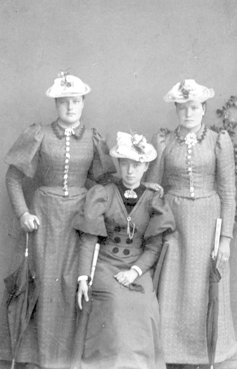 Tre flotte damer med hatt.