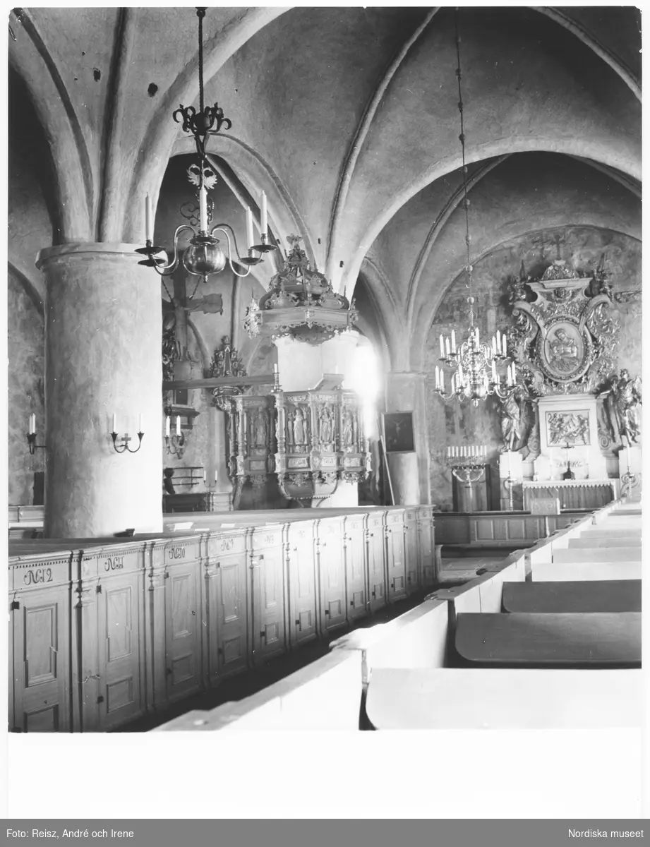 Stockholm. Interiör av Danderyds kyrka från 1400-talet. Kalkmålningarna från början av 1500-talet.