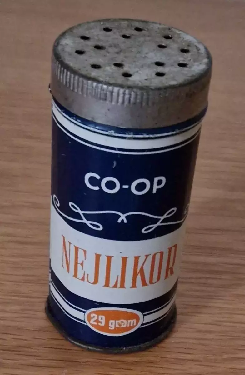 Plåtburk Co-op Nejlikor, 29 gram. Gåva av Lena Eklöf Viklund, Sundsvall.
