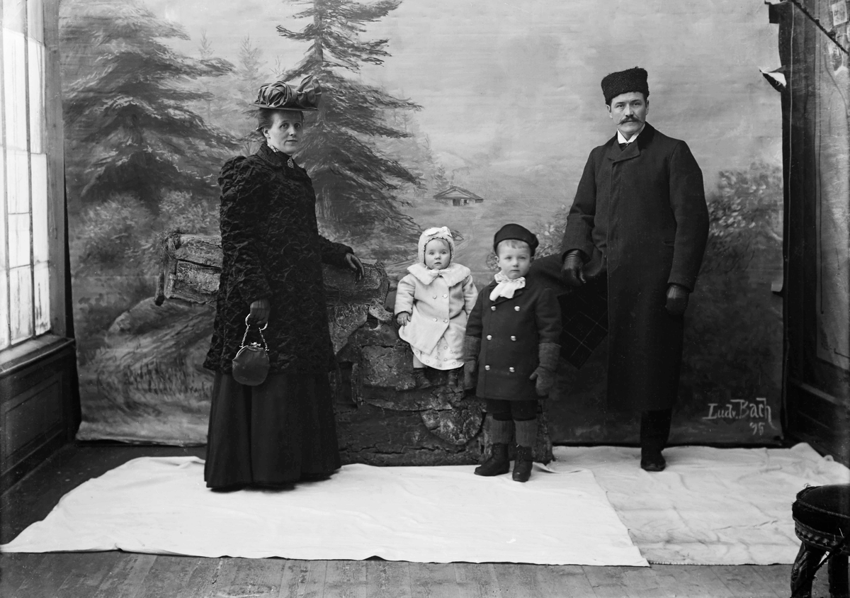 Familieportrett av fotograf Alf Schrøder, konen Martha og barna Eilif og Svanhild Schrøder.