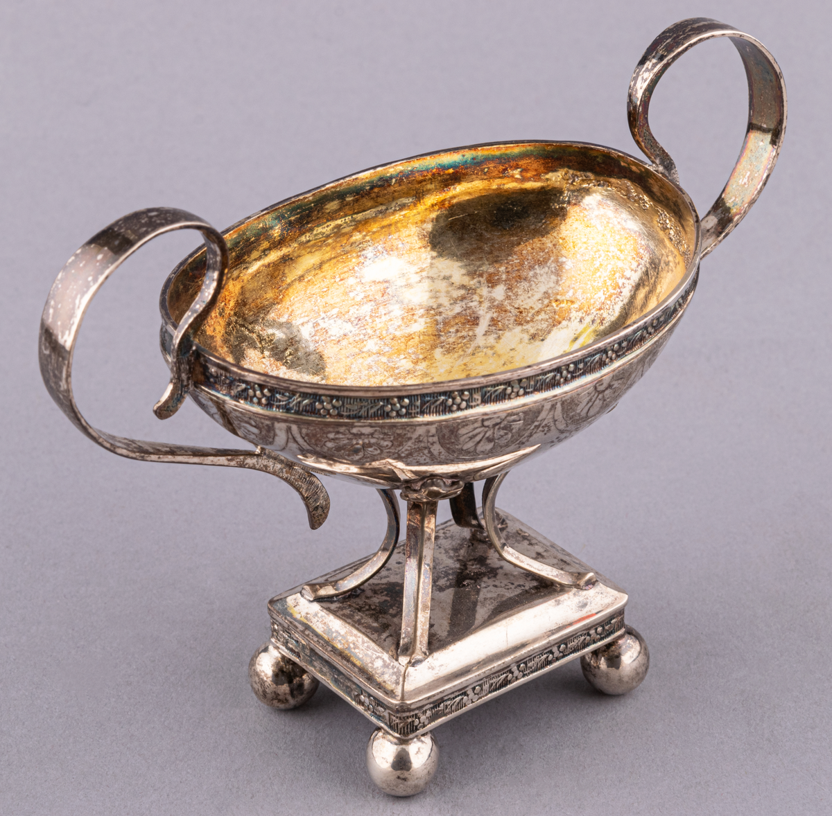 Saltkar, silver, och J R Borg, Gefle, 1820, grav. Eckell. I empirestil, med fyrkantig fotplatta på fyra kulfötter och oval skål.
