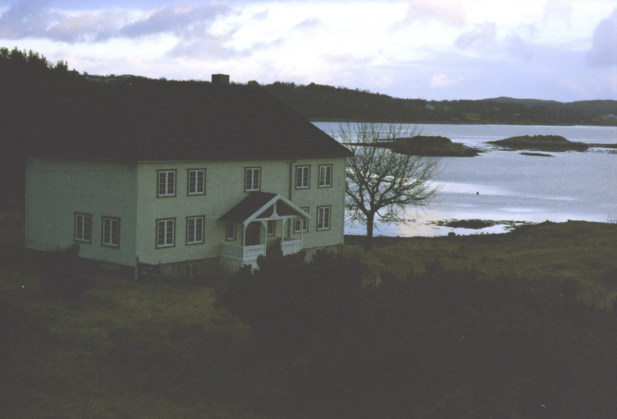 Fasade - hovedbygningen på Aunøya, Sandstad, Hitra.