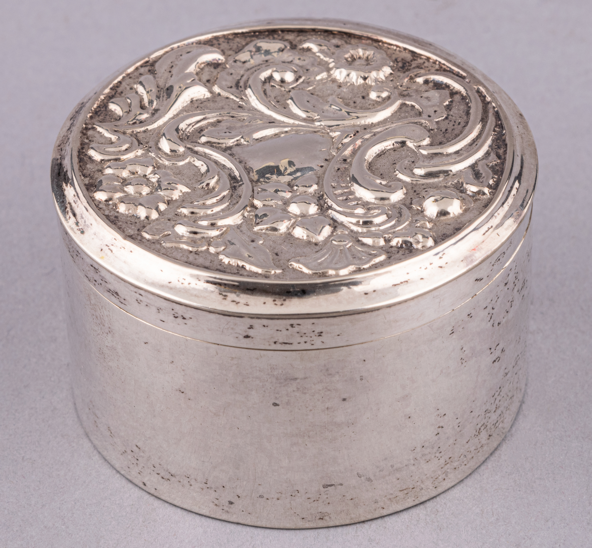 Dosa, pressat silver, ornamentering på locket.