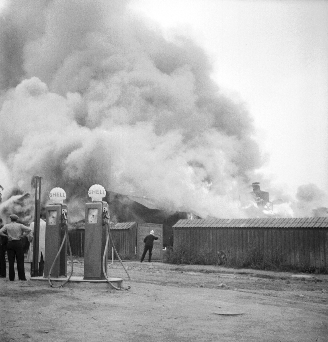 Hösten 1949 utbröt brand vid Carl Eriksson & Co trävaruhandel i Linköping. En av många industribränder som drabbat staden och enskilda företagare.