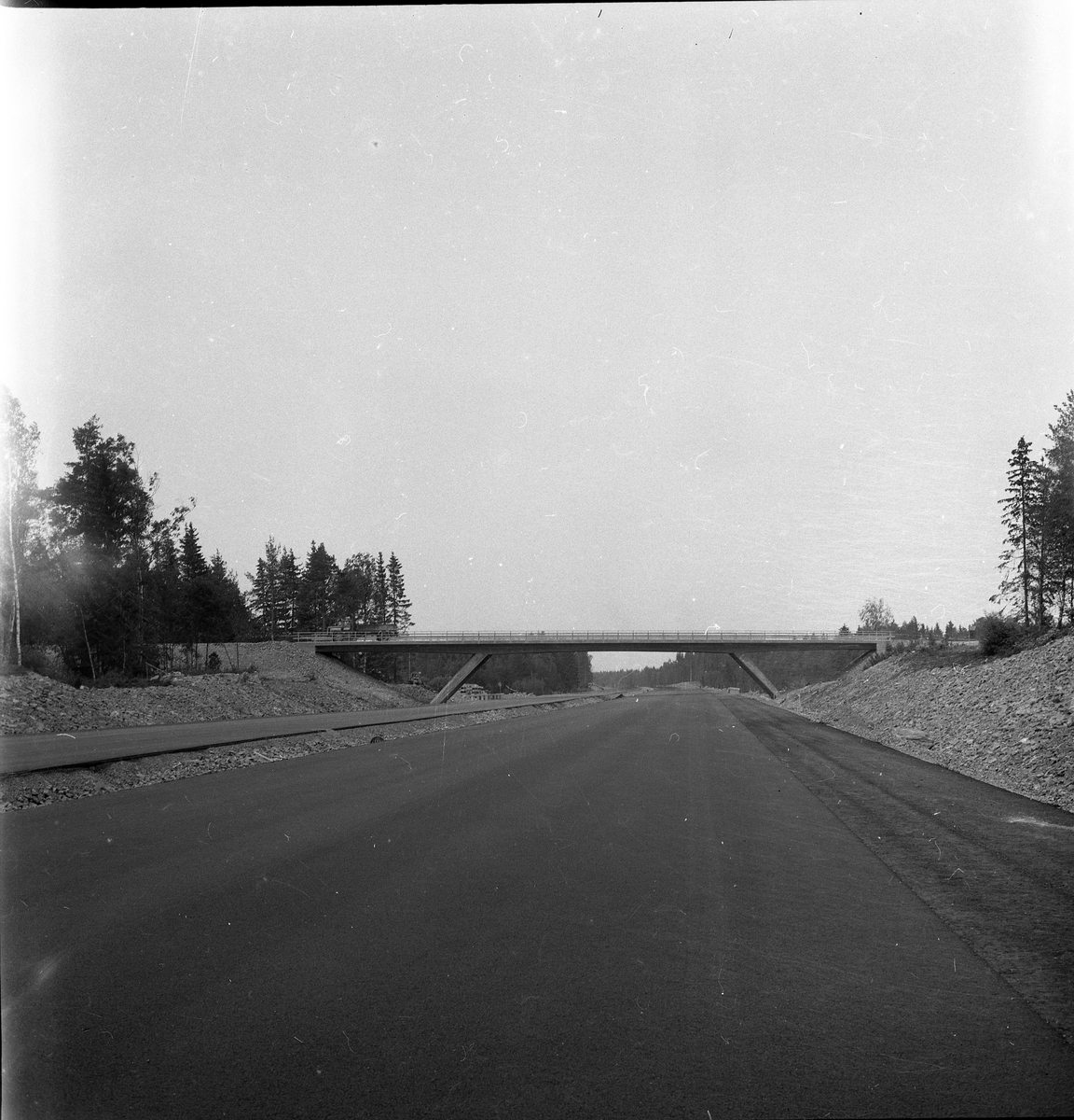 En bro över ny motorväg - E4:an, troligen norr om Brahehus.