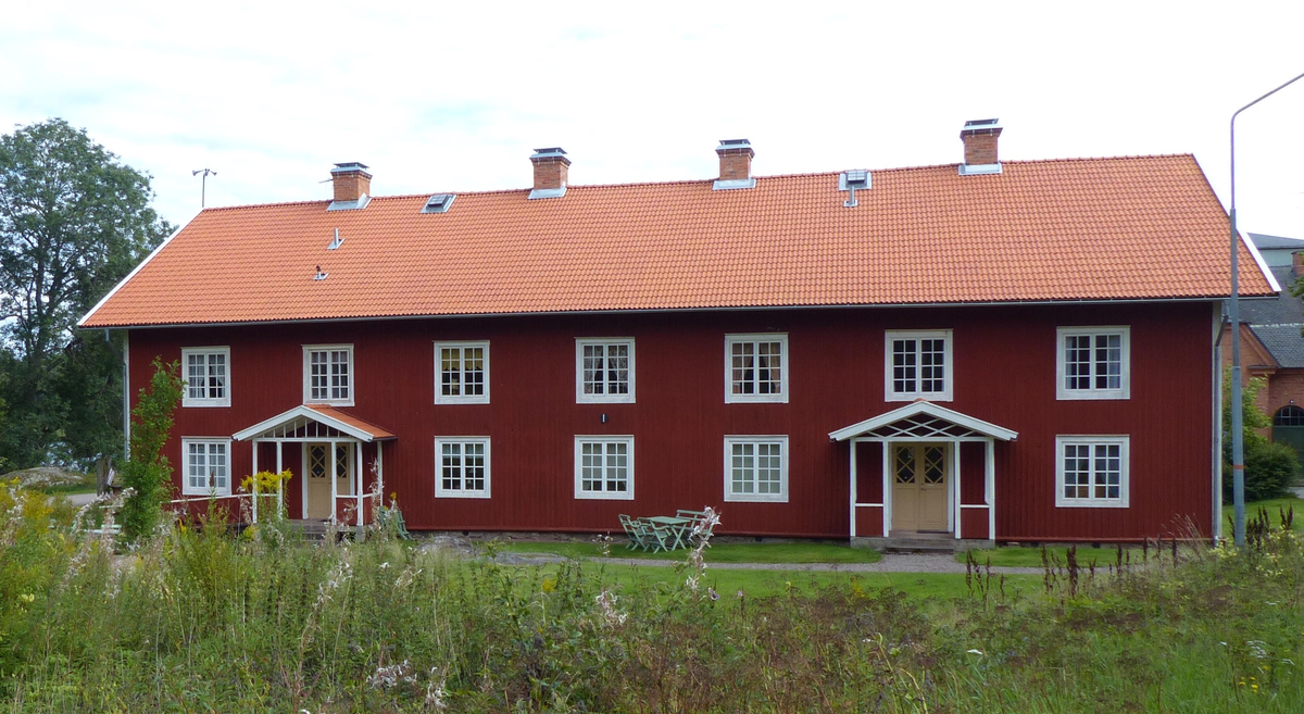 Ettan var den första av de två stora två stora arbetarkaserner som uppfördes i Forsvik i början av 1860-talet och är ett exempel på hur den framväxande industrialismen präglade bruksarbetarnas bostadsförhållanden.