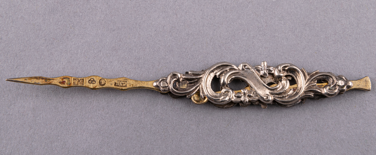 Toiletset av silver med nagel och öronpetare. Ornament i nyrokoko. Stämplat och tillverkat av Gävle guldsmeden Kling 1869.