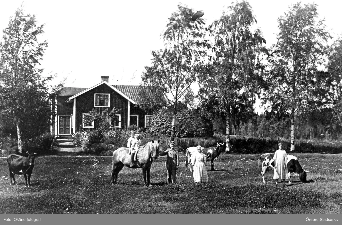 Norra gården

Otto Karlsson född 1864-04-07, Alice född 1873-11-11, Ingrid född 1907-10-04, Signe 1910-0823, Birger född 1914-12-07.