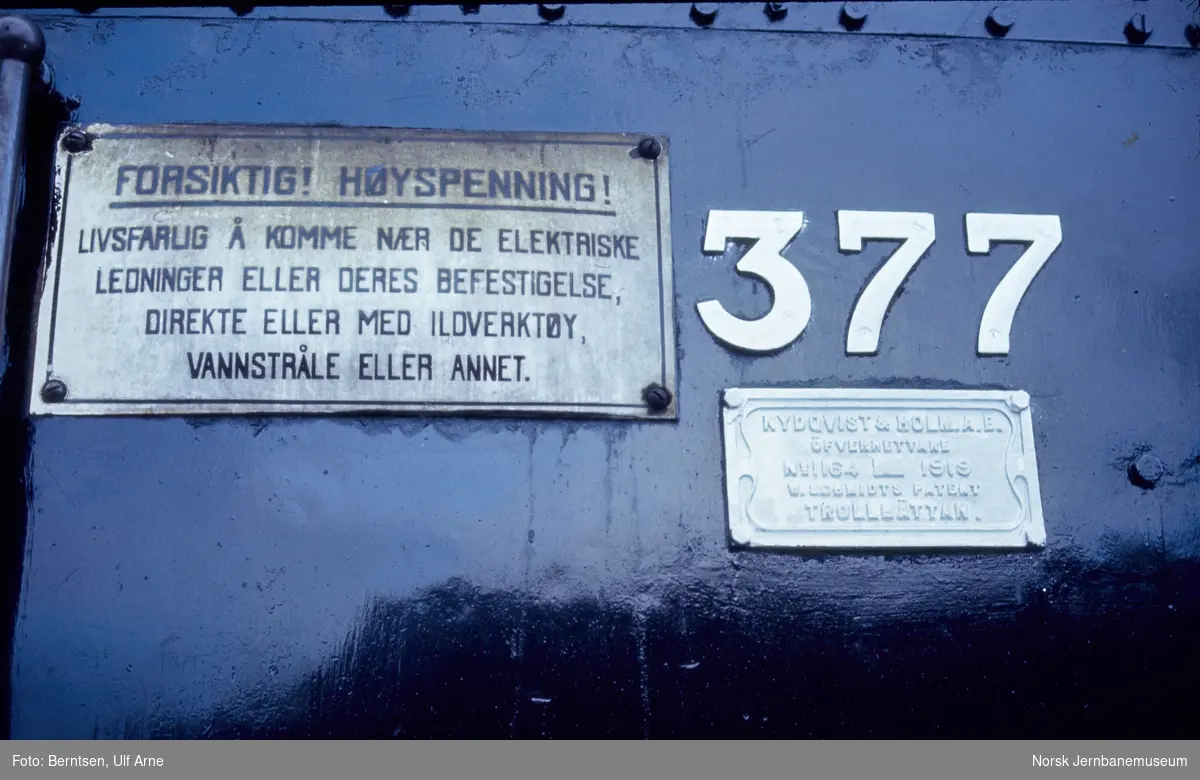 Damplokomotiv type 21c nr. 377 klar for utskipning til England, nummer og fabrikkskilt