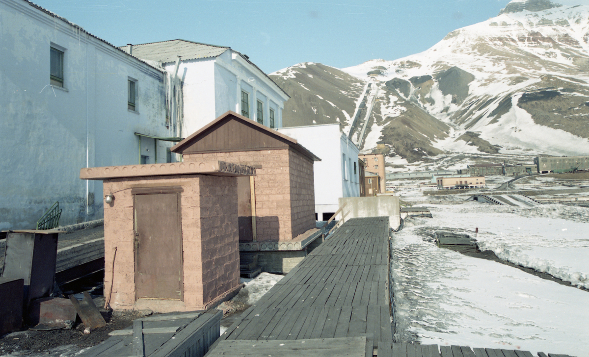 Fra Svalbardposten nr. 19 - 15. mai 1998. Reportasje om avviklingen av Pyramiden. Baksiden av messa, fjellheisen i bakgrunnen.