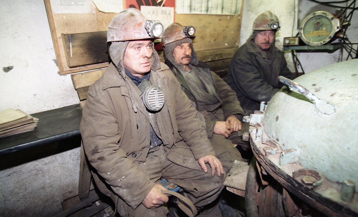 Gruvearbeidere venter på heisen ned til gruva.

Bilder fra reportasje om gruveulykke i Barentsburg 18. semptember 1997 hvor 23 mennesker mistet livet. Artikkelen omhandlet opprydnings og istannsettelsesarbeidet av gruve for videre drift. Årsaken til ulykken ble fastslått å være mennesklig feil. Grivearbeiderne hadde brukt feil sprengstoff på feil plas.
