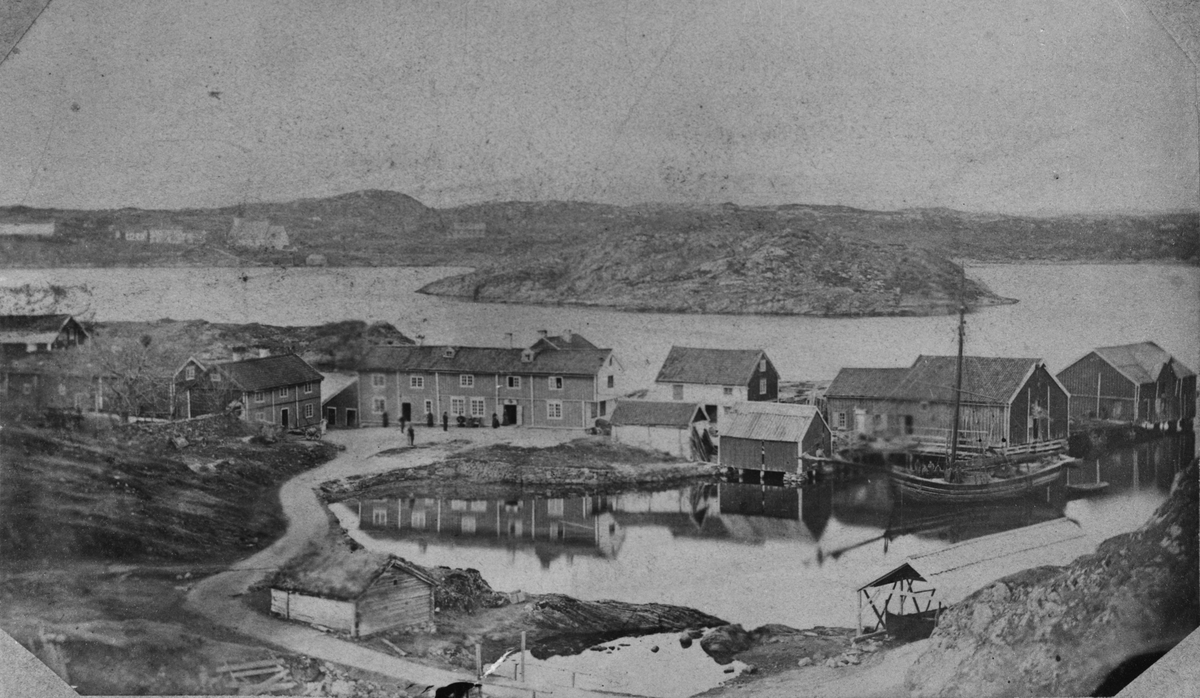 Hopsjøen handelssted ca. 1870. Dolm kirke og prestegård i bakgrunnen.