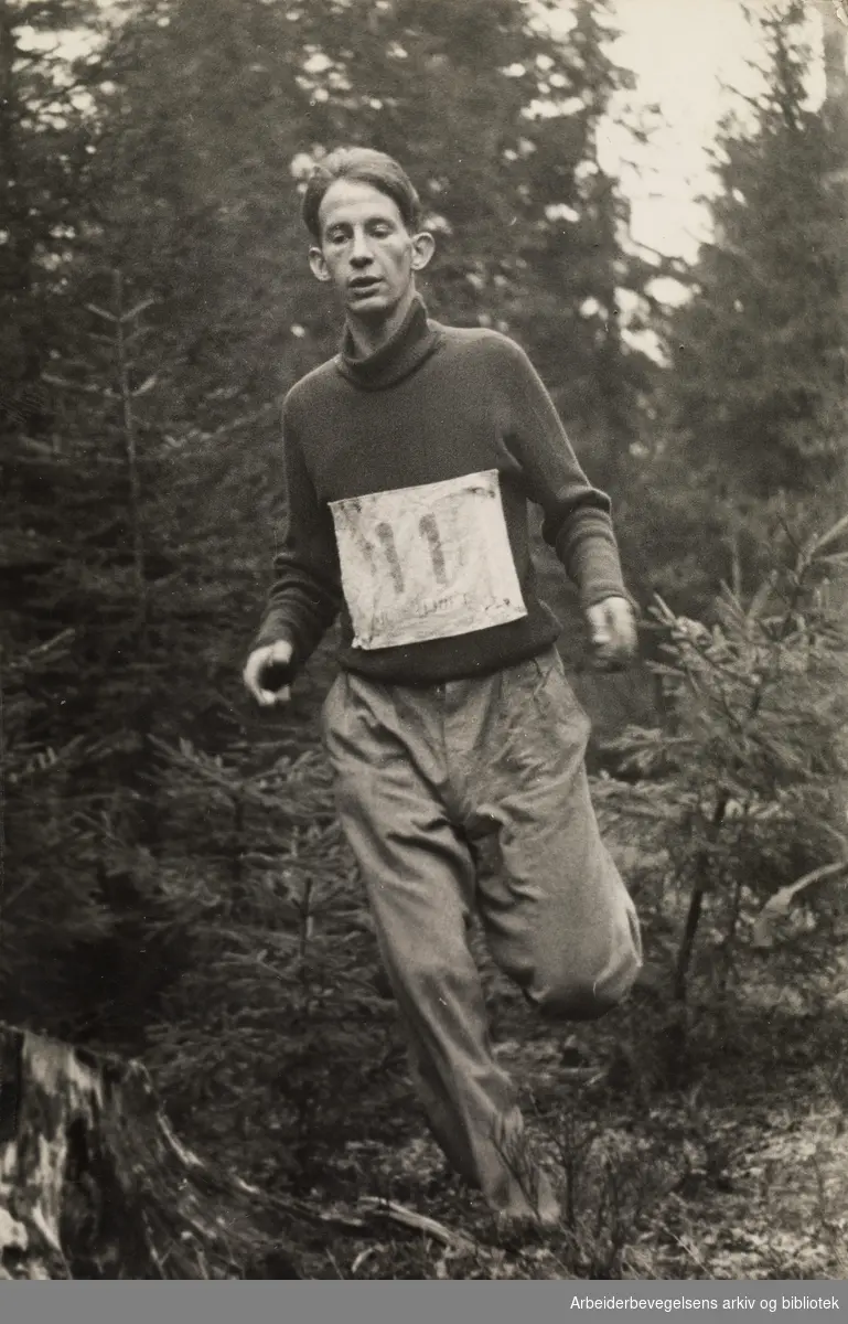 Wilhelm Hassrød fra Ekeberg AIL under et terrengløp ved Gjersjøen på midten av 1930-tallet.