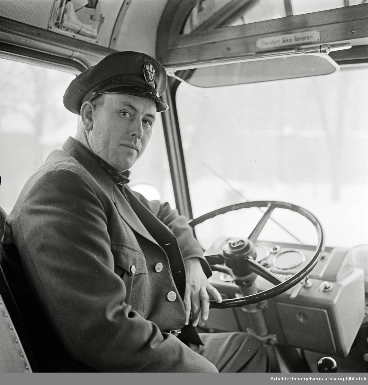 Bussjåfør Kåre Krogvold "-har vogna klar for siste avgang fra Ankertorget til Gjerdrum". Januar 1966.