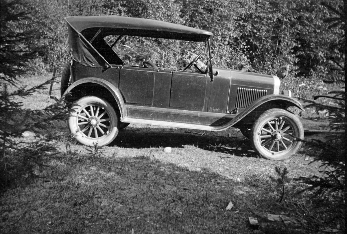 Bilde viser første bilen på Jonsjord, en chevrolet 1923-24, og Bussen Tinn austbygde- Rukan

Fotosamling etter Øystein O. Jonsjords (1895-1968), Tinn.