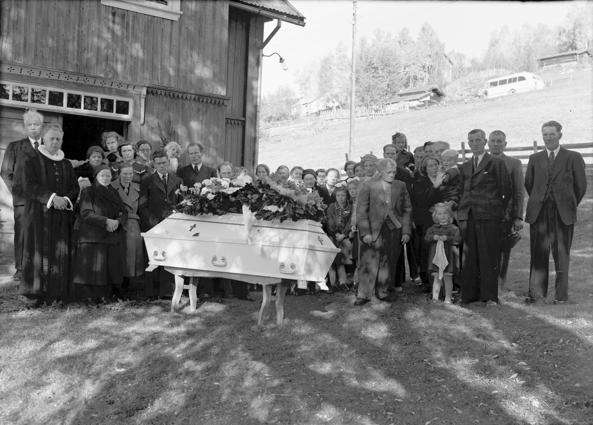 Bilde viser gravferden etter Gro T. Tolfsjord 1951

Fotosamling etter Øystein O. Jonsjords (1895-1968), Tinn.