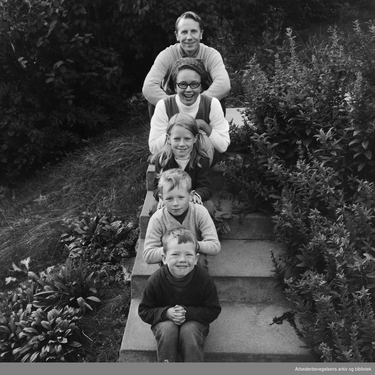 Revyforfatter og skuespiller Bjørn Sand med familie; Unni Bernhoft, Marianne, Jon Ola og Simen Sand. Oktober 1968.