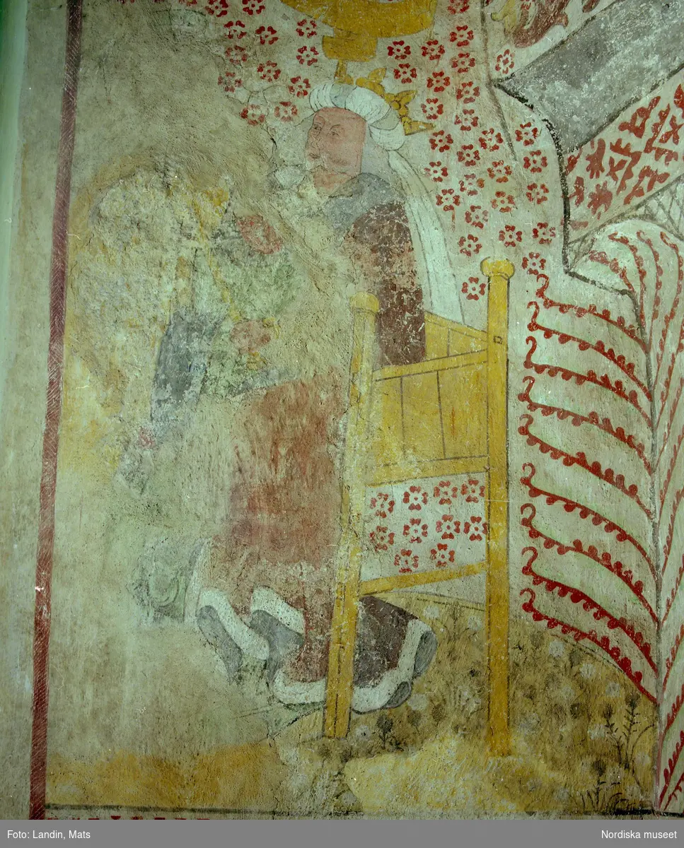 Neg nr 1- 8 Detalj av kista.
Neg nr 9 - 19 Detalj av senmedeltida kalkmåleri i Edebo kyrka i Uppland. Bibliska kungar i stolar.