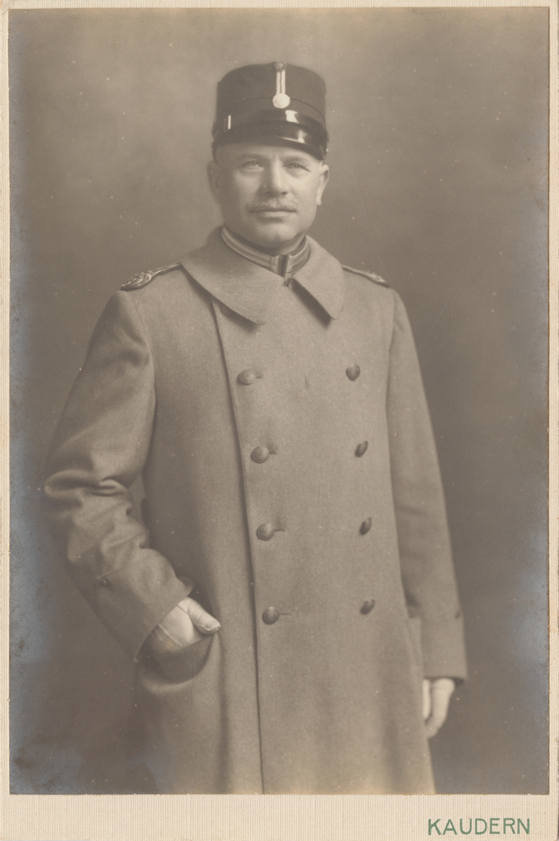 Porträtt av Adolf Fredrik Millstein, fanjunkare vid Göta livgarde.
