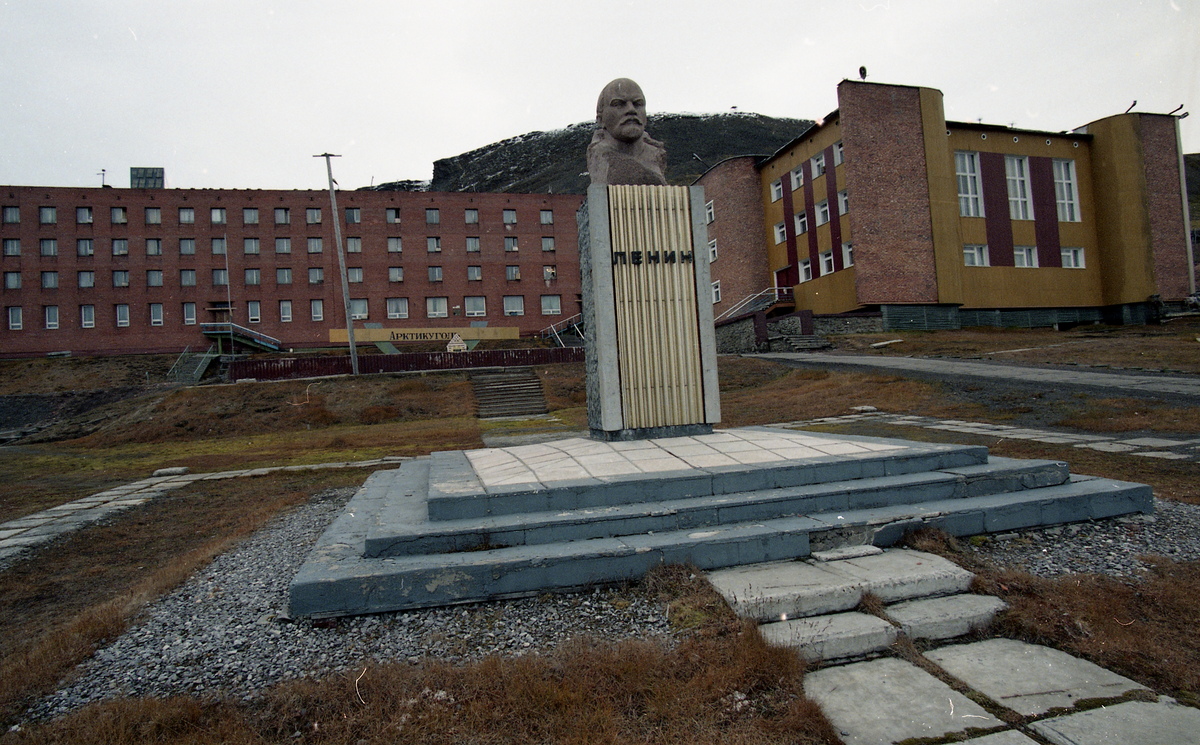 Lenin-statue/byste. Bilder fra Barentsburg, brukt av Svalbardposten.