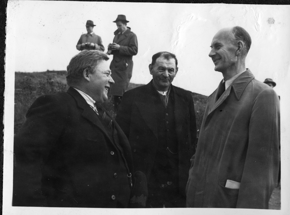 Telavåg, gjenreising, Statsminister Einar Gerhardsen i samtale med to menn, to journalistar i bakgrunnen