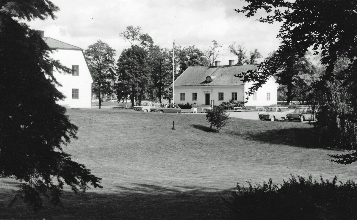 Flygelbyggnaderna vid Klagstorps herrgård på övningsfältet i Skövde på 1960-talet. Herrgårdsbyggnaden ligger till höger.