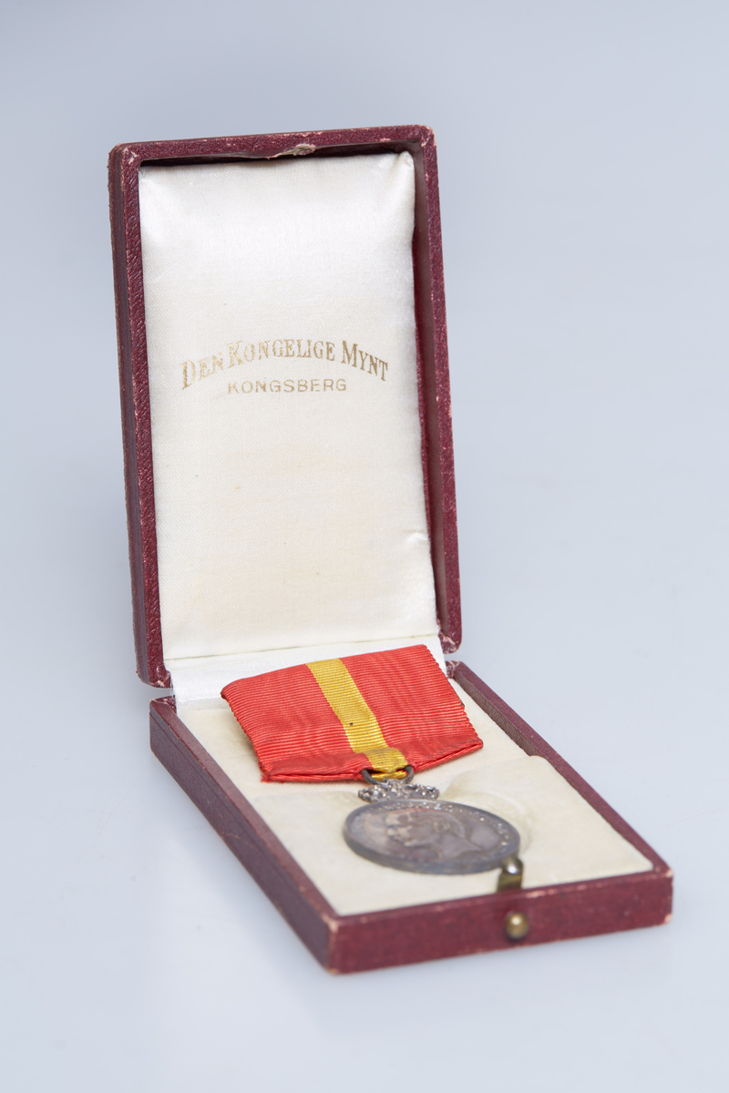 Kongens fortjenestemedalje i sølv i etui til Johannes Ringstad. Fått i 1936.