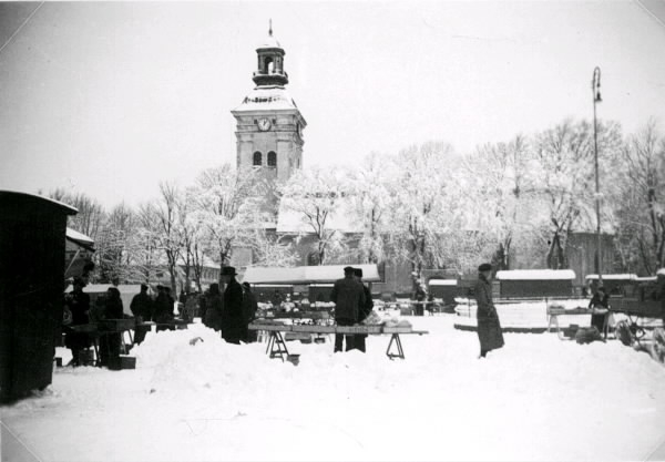 Varbergs torg med torghandel vintertid med kyrkan i bakgrunden. Bilden är tagen före 1937.