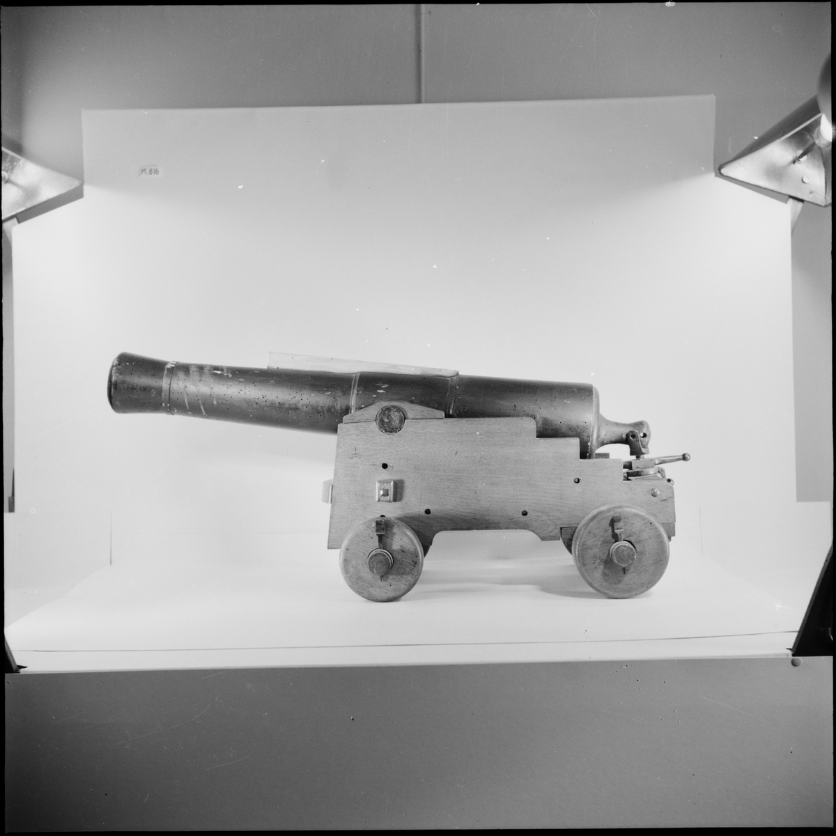 Kanonmodell: kanon med styckelåda stående på rörligt batteri av Chapmans modell. Modellen av trä och järn. Lavetten L = 525 mm B = 400 H = 290 mm.