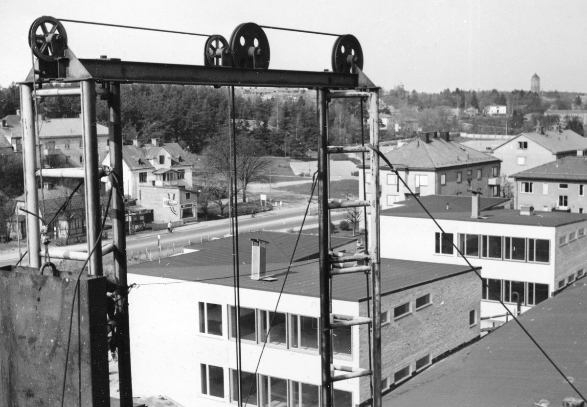 Hösten 1957 påbörjades arbetet med att uppföra Risbrinksskolan i Linköping. Skolan togs i bruk 1959 men den officiella invigningen fick vänta till våren 1960. Här en detalj från byggets slutskede.