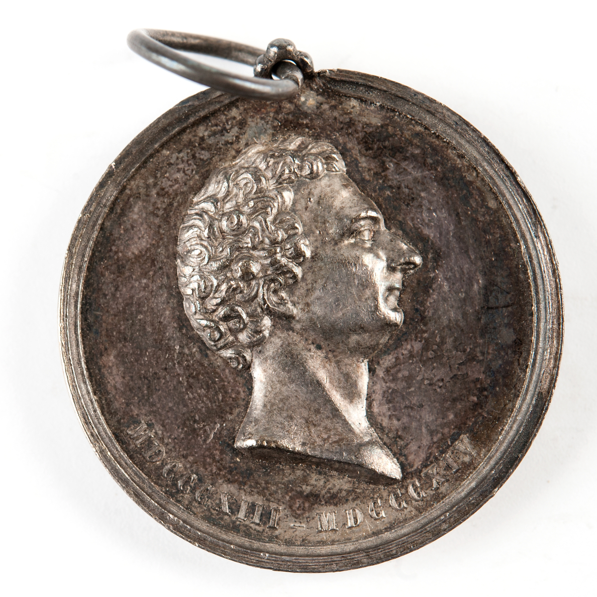 Åtsida: Bröstbild av Karl XIV Johan
Frånsida: Staty av Karl XIV Johan till häst