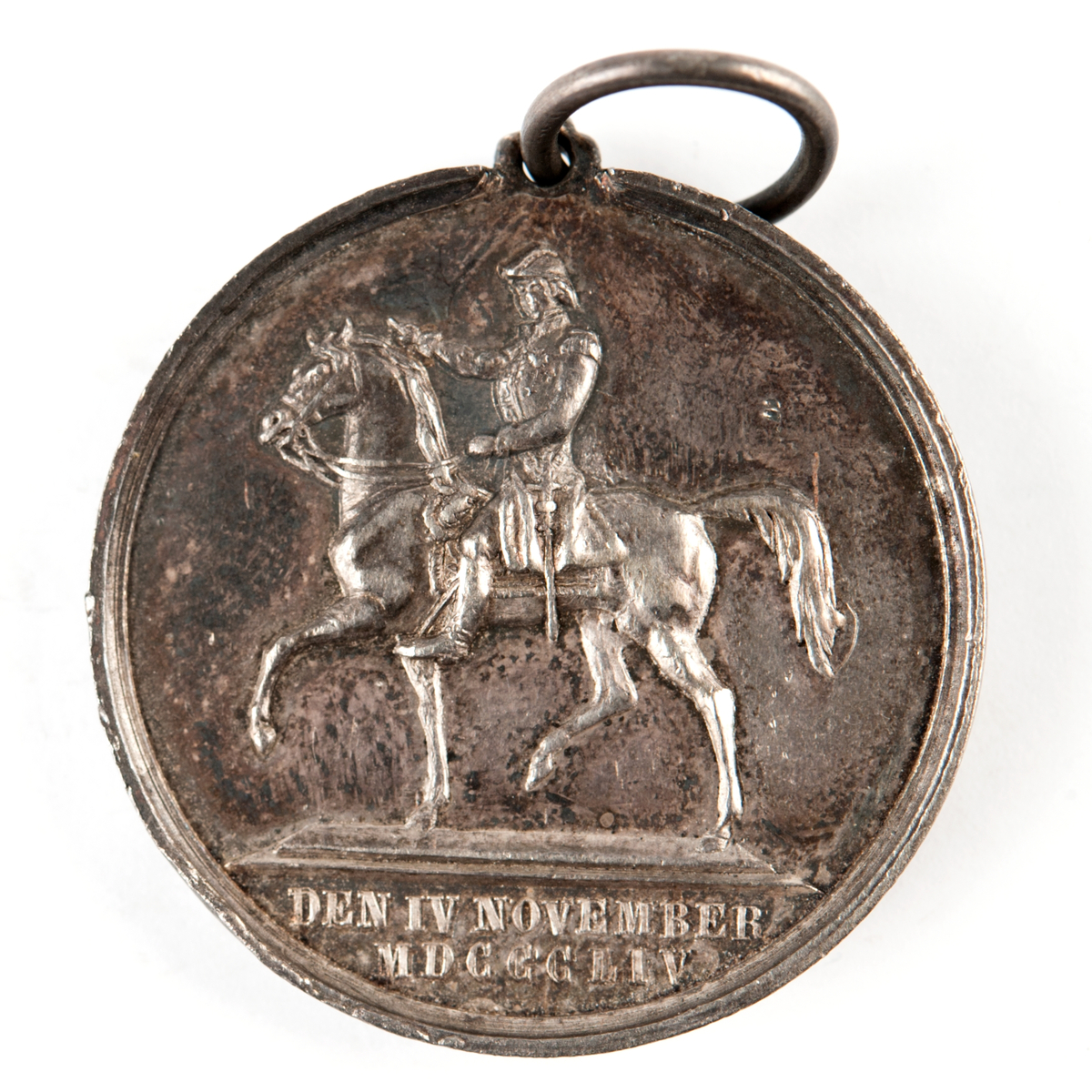 Åtsida: Bröstbild av Karl XIV Johan
Frånsida: Staty av Karl XIV Johan till häst