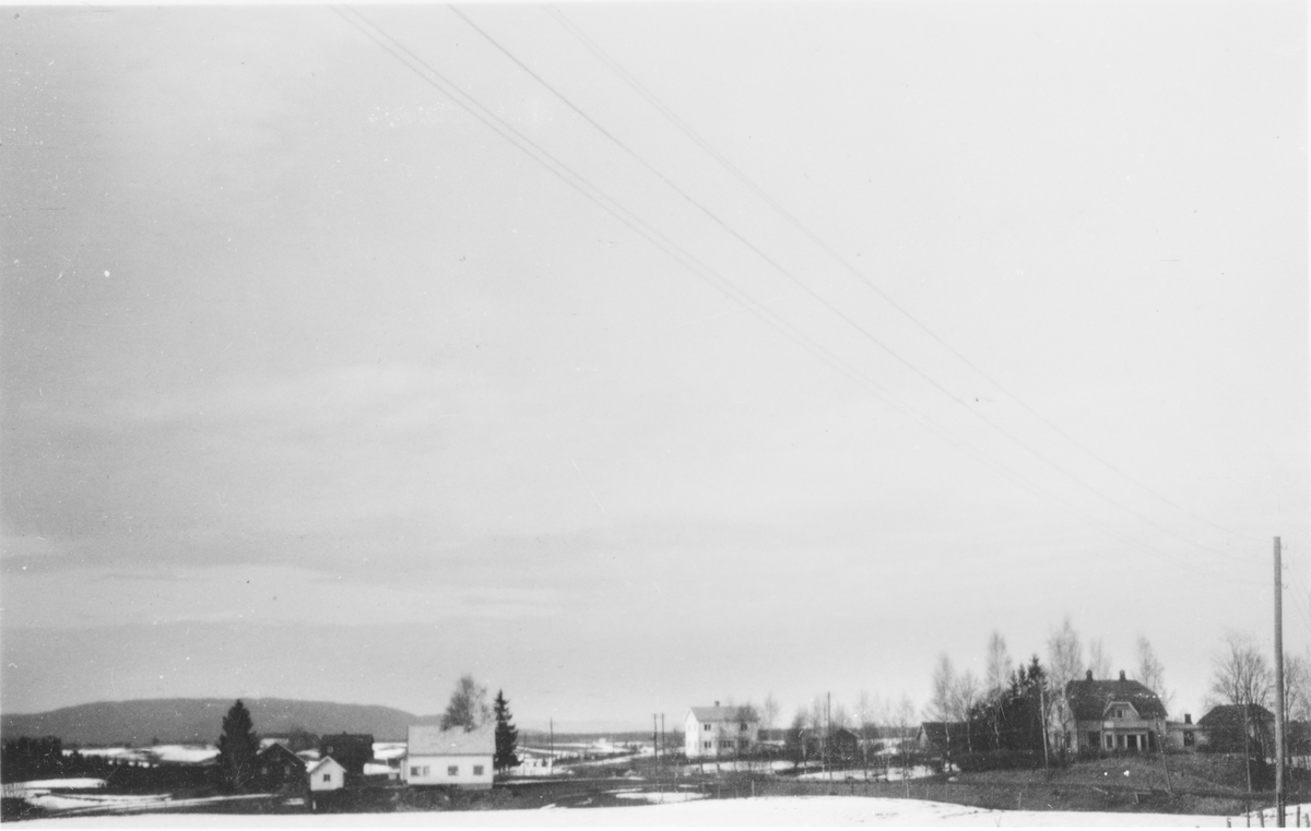 Landskapsbilde fra Bråtasletta. Mulig Høyenhall skole ytterst til høyre, Asmyrgata 2.