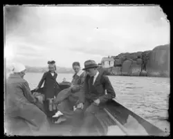 Mennesker i båt ved Grunnesundsholmen