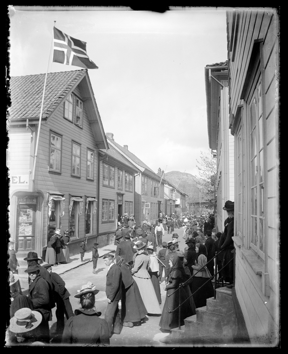 Folkesamling i Strandgaten i Egersund, demonstrasjon mot alkoholsalg