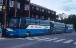 Tre busser fra NSB Biltrafikk foran Bergstadens Hotel, Røros