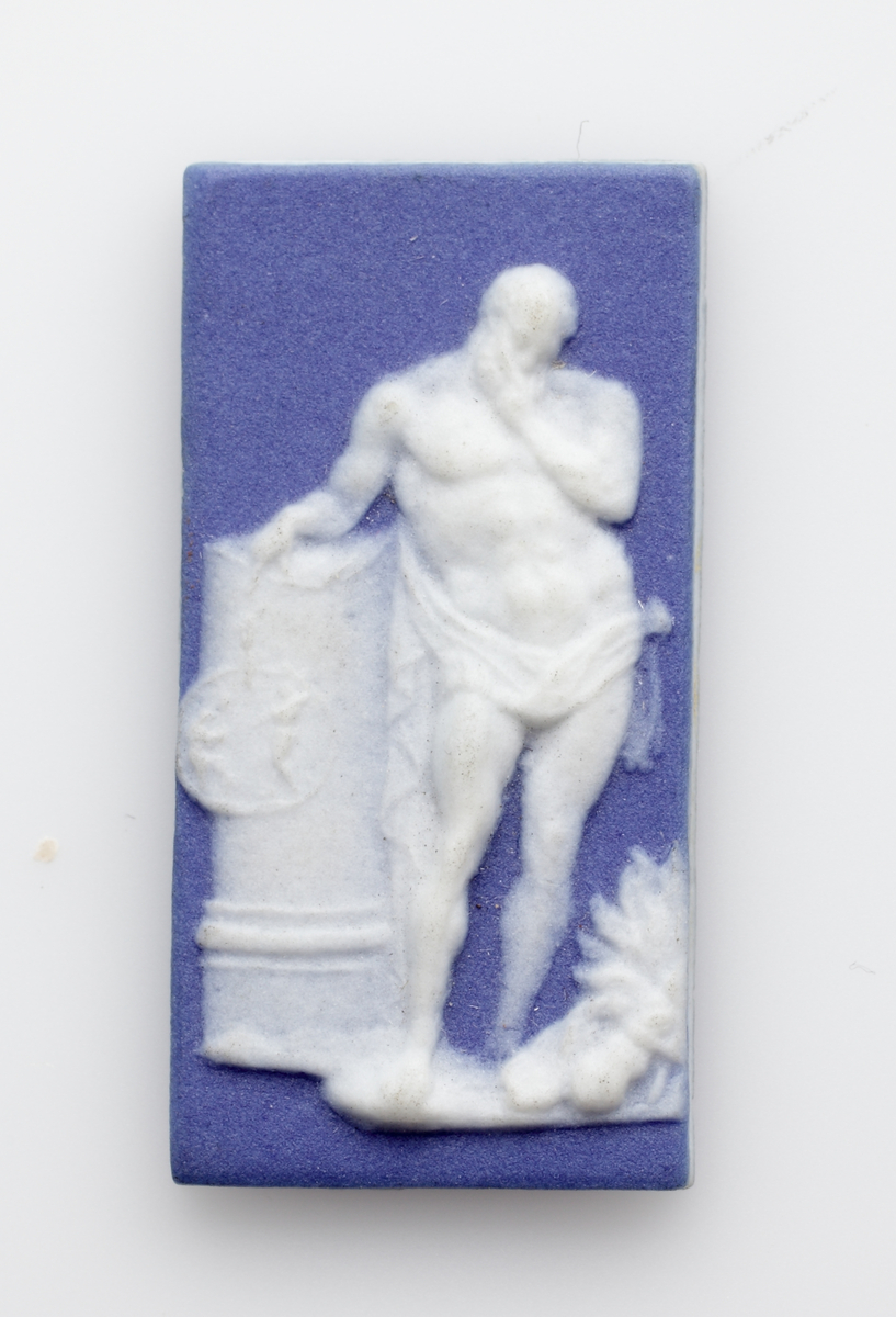 En st. miniatyr i s.k. jasper, motiv i vitt på blå botten.  Allegoriskt motiv. Muskulös man stående vid avbruten pelare. Rektangulär.


Inskrivet i huvudkatalog 1907.