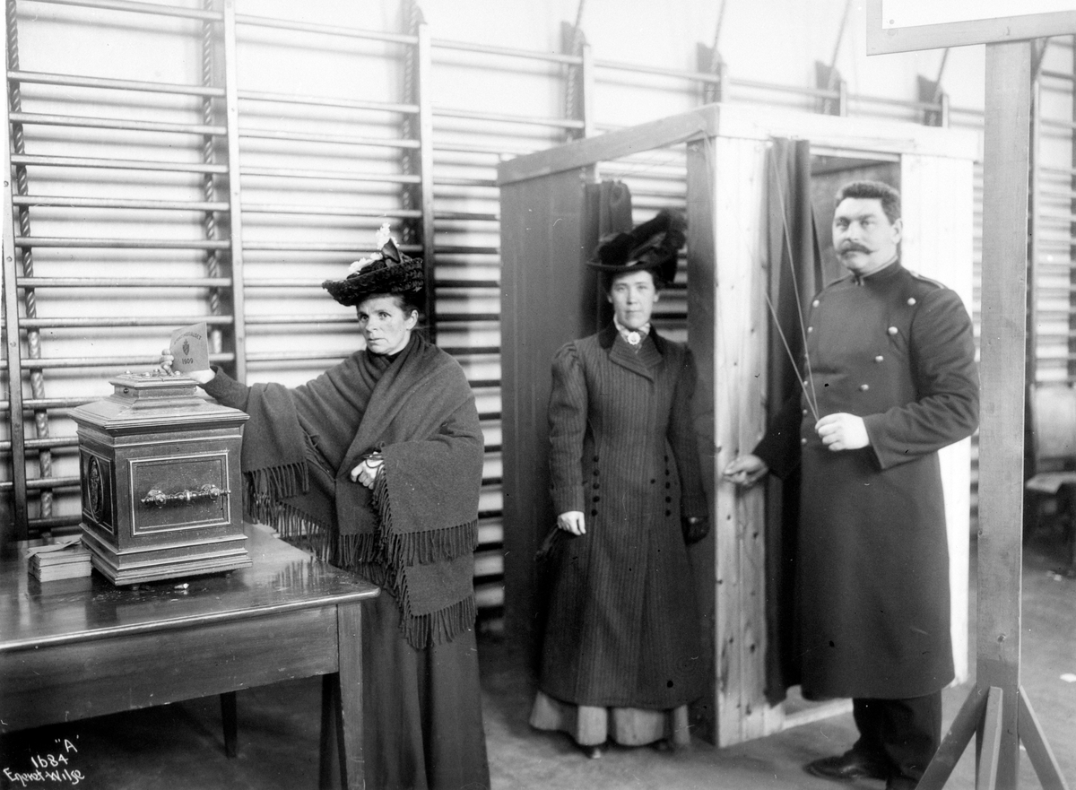 Stortingsvalg 1/11 1913. Arbeiderkone legger sin stemme i urnen 1/11 1913.