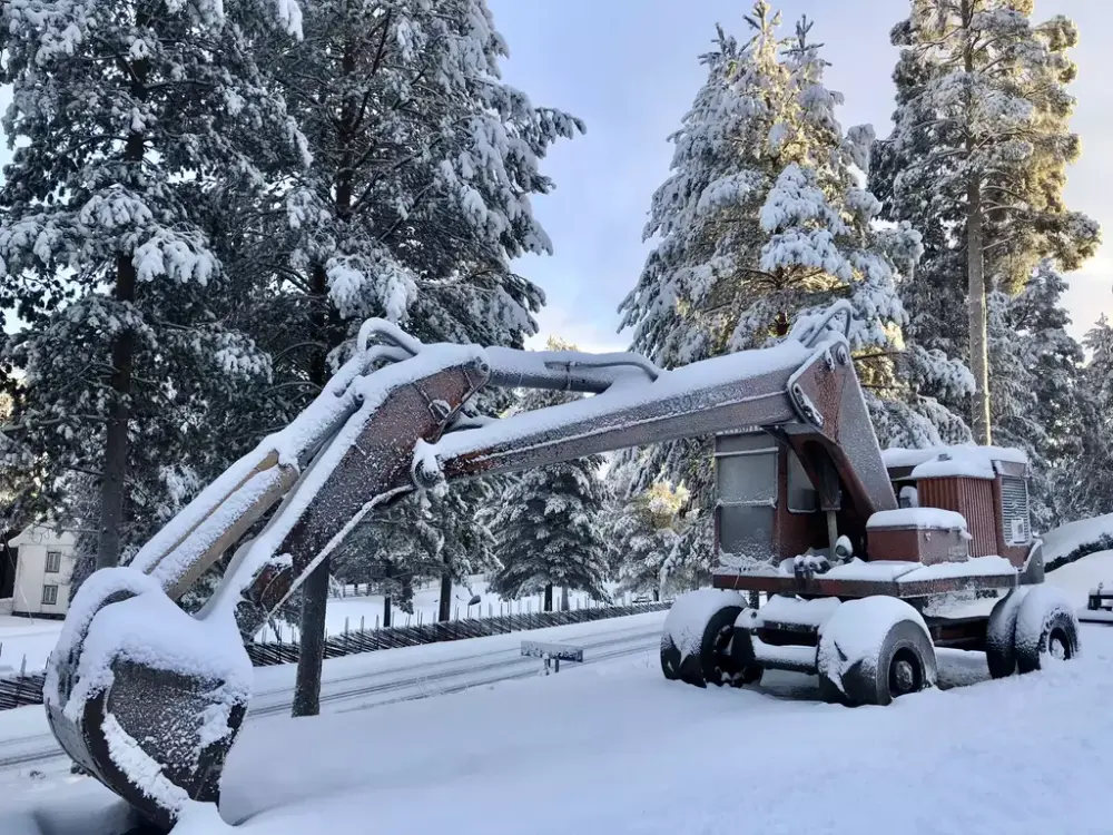 Bildet viser en nedsnødd maskin.