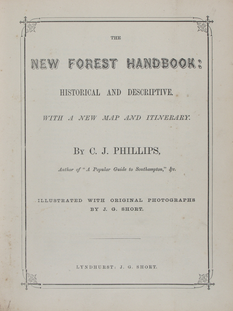 Bok på 116 s. med kart og beskrivelse av skogsområdet New Forest i Hampshire. Boken inneholder 10 fotografier som limt inn i boken. Fotografiene er tatt av John Golden Short.
