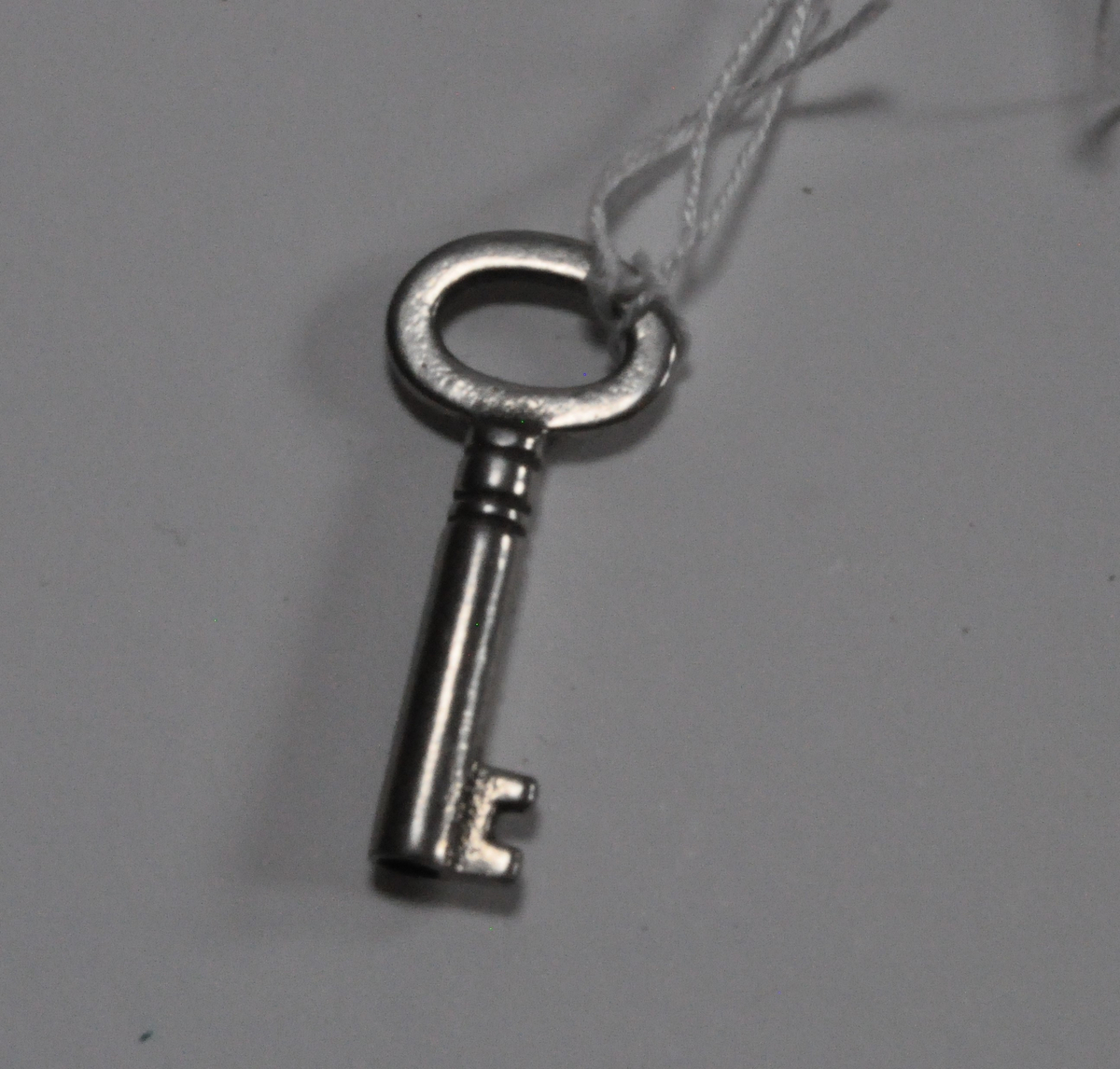Skrivschatull i ädelträ med mässingsbeslag. Tillhörande nyckel och två stämplar.