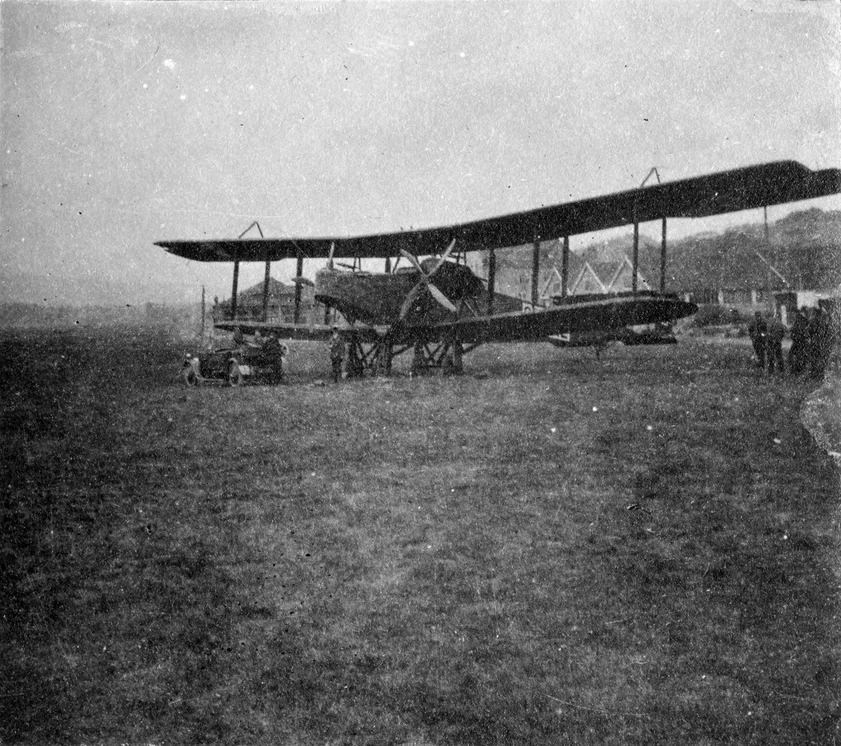 Det britiske flyet Handley Page O/400 ,med registreringsnummer G-EAKE, oppstilt på Kjeller flyplass vinteren 1919-1920.