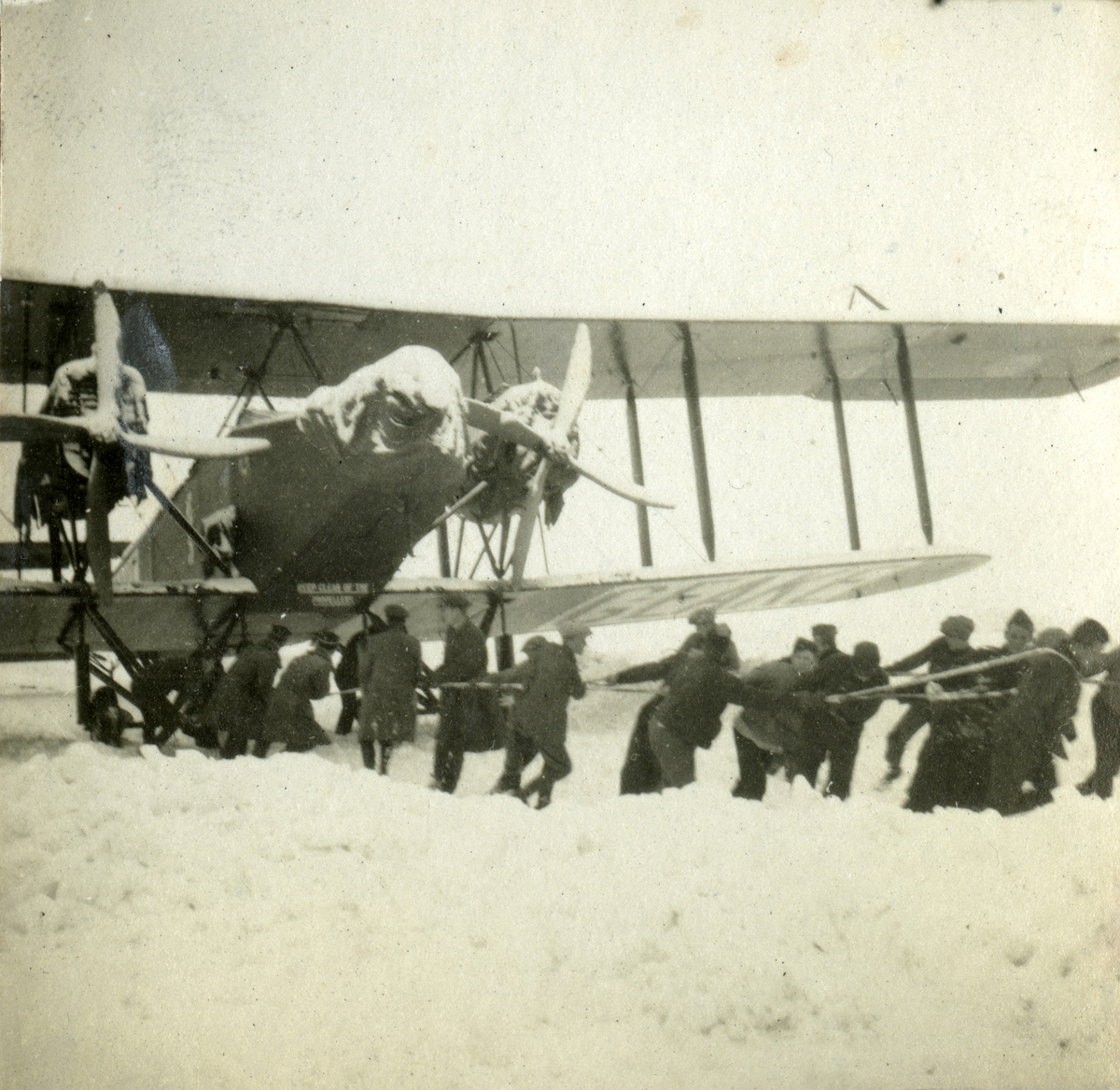 Det britiske flyet Handley Page O/400 G-EAKE ble flyttet inn i en av hangarene på Kjeller flyplass vinteren 1919 - 1920.