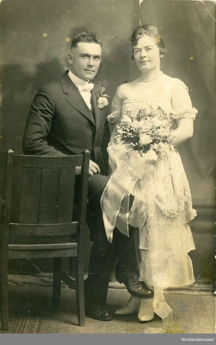 Brudebilde av Mr. og Mrs. Martin Gyldenvand. Kan være Martin Olai, født i 1891. Sønn av Peder Edvard Jensen fra Gyldenvann i Steigen
