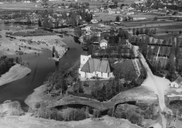 Flygfoto över Malungs Kyrka år 1962. - Dalarnas Museum / DigitaltMuseum