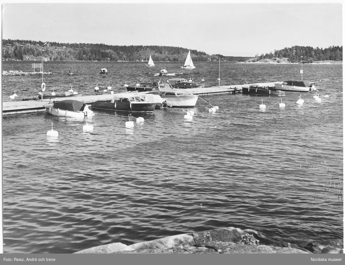 Utsikt över brygga med fritidsbåtar i Saltsjöbaden.