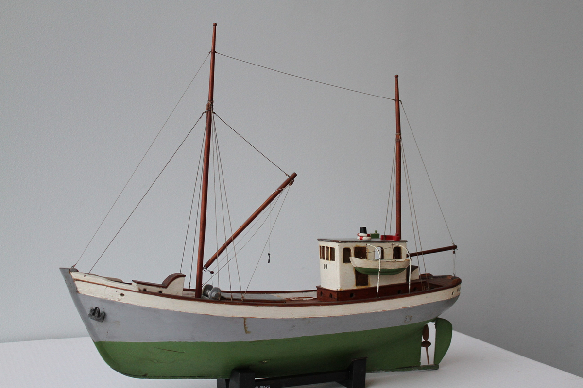 Båtmodell med tilhøyrande stativ.