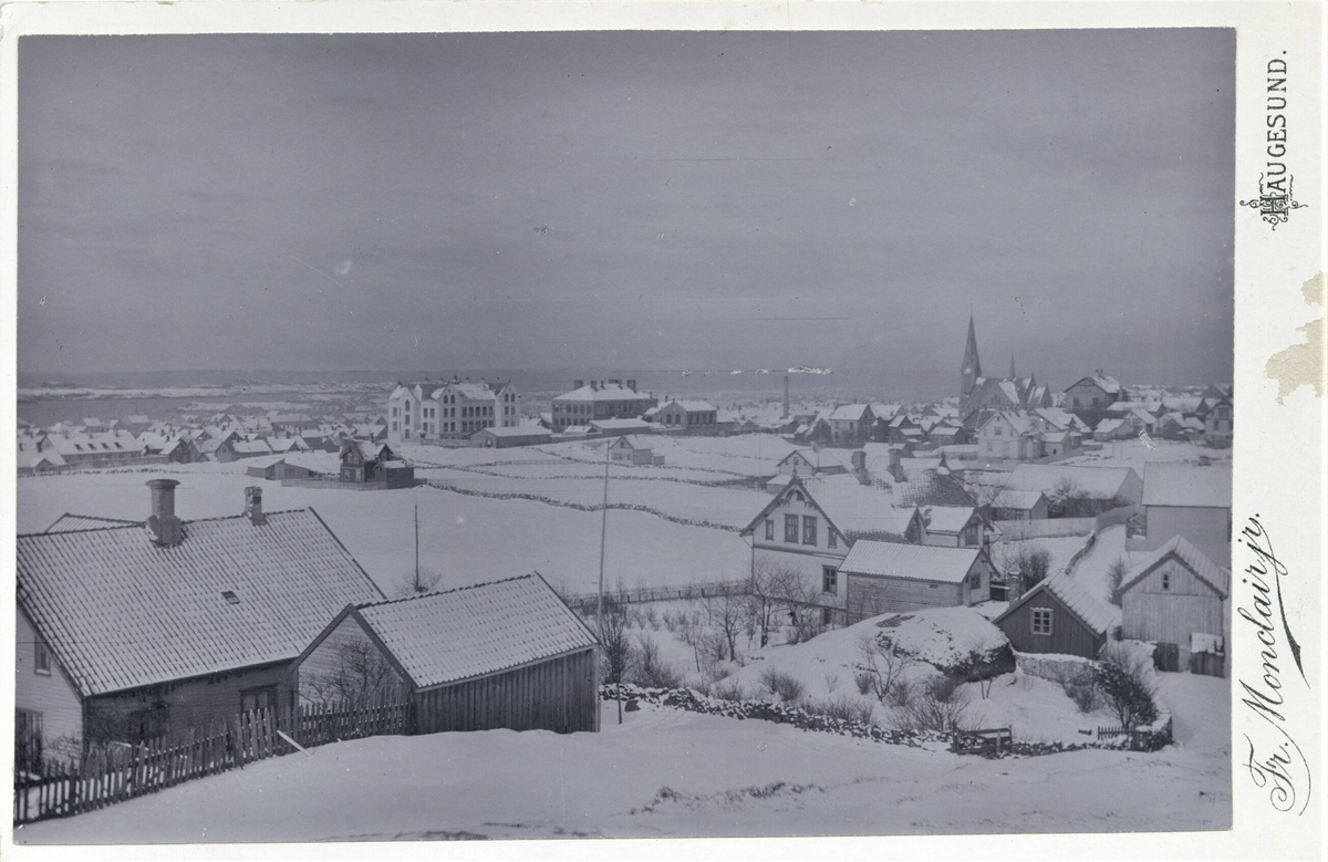 Haugesund sett fra sørøst. Til høyre i bildet ser man Vår frelsers kirke.